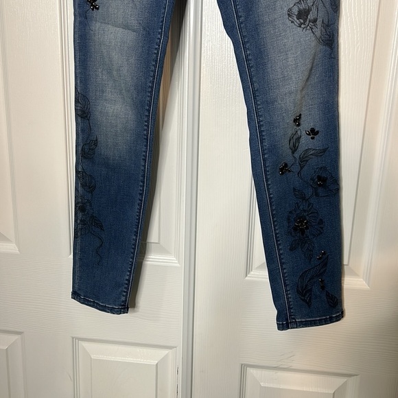 Simply Vera Skinny Mid Rise 2 Embellished Medium Wash - Picture 3 of 6